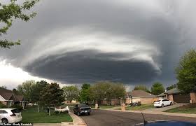 A giant storm system captured on video over montana looks like a giant. Incredible Video Shows Mothership Supercell Cloud Hovering Over Texas Daily Mail Online