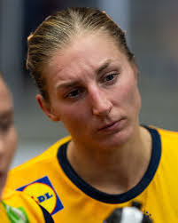 I morgon kliver Linn Blohm in i sitt 15:e mästerskap för Sverige.  Mittsexans segerrecept till premiärmatchen mot Tjeckien stavas stenhårt  försvarsspel.