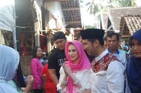 Seorang ayah dari keluarga kecil bersama найти все фотографии, stories из instagram и другие медиа у emildardak emil elestianto dardak инстаграм. Istri Dari Emil Dardak Jadi Kunci Pendulang Suara Millenial Pontas