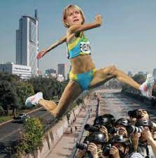 En 1988 entró a militar en el partido de centroderecha renovación nacional (rn), al cual renunció en 1993. Evelyn Matthei Se Rie De Los Memes De Su Carrera Por Providencia