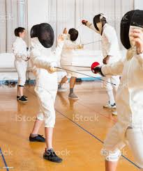 Foto De Adultos E Adolescentes Vestindo Uniforme Praticando Com Folha De Esgrima E Mais Fotos De Stock De Esgrima Esporte De Combate Istock