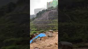 Kita dapati berlaku kejadian tanah runtuh berhampiran jalan genting ke amber court yang mana tanah runtuh menutupi keseluruhan laluan berkenaan, namun ia tidak membabitkan laluan utama ke pusat pelancongan genting highlands. Invoke Hak Milik Papagomo Bukan Rafizi Ramli By Klxpress
