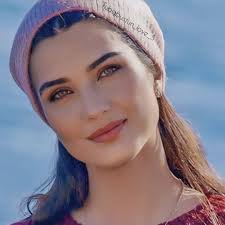 Tuba büyüküstün sefirin kızı kadrosuna katılması ile ilgili şu mesajı yayınladı; Pin On Tuba Buyukustun