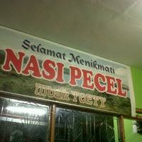Bagi anda penggemar masakan jawa yang khas dengan sambal kacangnya, maka anda bisa mencicipi pecel di mojokerto dengan nama nasi pecel mbak toety, lokasinya berada di jl. Nasi Pecel Mbak Toeti 21 Tips