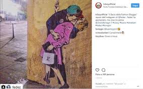 Fedez e lo youtuber luis sal molto probabilmente stanno. Il Bacio Tra Fedez E Chiara Ferragni E Quello Tra Renzi E Berlusconi I Nuovi Murales Di Tvboy