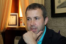 Un abogado bastante futbolista de una familia muy comprometida