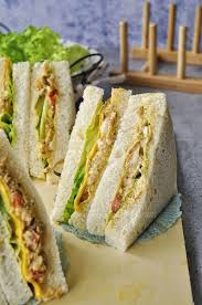 Letakan roti ke dalam plastic wrap lalu giling menggunakan rolling pin hingga pipih. Sandwich Tuna Dan Telur Resepi Ringkas Dan Sedap Qasey Honey