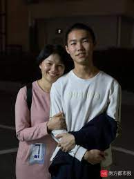 特写|高考前一天：妈妈在广州一线战疫，儿子在荔湾隔离备战_吴金玲