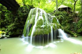 Bigar waterfall (izvorul bigăr or cascada bigar) is located in a protected reserve area in the southwestern part of romania. BigÄƒr Cascada Belleza Unica En Caras Severin