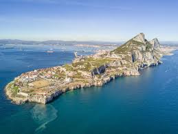 Gibraltar, colloquially known as the rock or gib, is an overseas territory of the united kingdom at the entrance to the mediterranean sea. Gibraltar Grossbritannien Mit Mediterranem Flair Geo