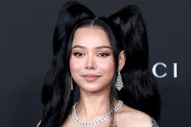 BELLA POARCH EVLI MI?