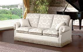 Scegli tra l'ampia selezione di pregiati tessuti quello che desideri utilizzare per il rivestimento del divano e dei cuscini e personalizza secondo tuo gusto la passamaneria. Divano Letto Classico Due O Tre Posti Poltroncina Abbinabile