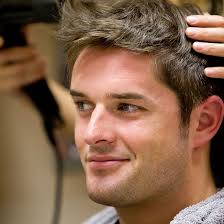 Heilkräuter, spritzen und laser bringen die haare kaum wieder zum sprießen. Geheimratsecken Haarmacherei Wien Friseur 1180