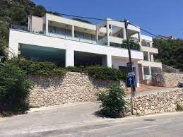 Transferde ismi fenerbahçe ve beşiktaş ile anılan bosna hersekli 35 yaşındaki golcü futbolcu edin dzeko, i̇stanbul'a geldi. Pogledajte Kako Izgleda Nova Vila Edina Dzeke U Dubrovniku