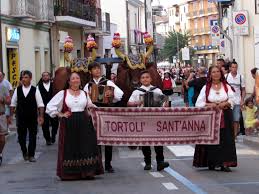 Luoghi da visitare, modi di esplorare ed esperienze uniche. Foto Tortoli La Festa Di Sant Anna Fa Rivivere Tradizioni E Centro Storico Vistanet