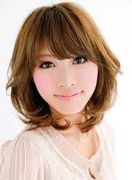 前髪からサイドにつながる毛流れがフェミニンで女性らしさを演出します ひし形フォルムでどこから見ても立体的で小顔効果も発揮します 女性のヘアスタイル ヘアスタイル ヘアスタイリング