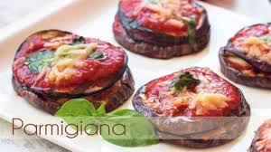 Come cucinare una parmigiana di melanzane leggera 1 recuperiamo la melanzana e affettiamola in dischi di circa mezzo cm di spessore (vi consigliamo di non sbucciarla, il piatto ne guadagnerà in colore). Parmigiana Senza Frittura Ricetta Semplice E Veloce Sempliceveloce
