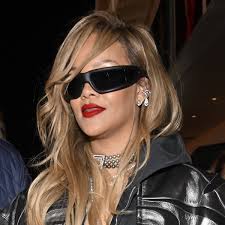 Rihanna con i capelli biondo miele caramello a Las Vegas | Amica