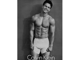 While marky mark gave the biebs his blessing, a source tells hollywoodlife.com exclusively that he also teased him! Auch Mark Wahlberg Hat Eine Dritte Brustwarze Calvin Klein War Das