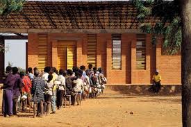 Escola Primaria Gando Burkina Faso E A Criancada Pronta Pra Desfrutar De Sua Nova Escola Essa Foto Grundschule Architektur Schulen In Der Architektur