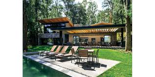 En el caso de la casa en el bosque, también conocida como dutch house, las condiciones ambientales únicas y la difícil topografía del sitio han dado lugar, por parte del arquitecto rem koolhaas, a un diseño con unas interesantes particularidades en respuesta a estos enunciados. En Medio Del Bosque