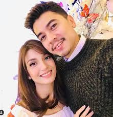 Aktor amar baharin akui kasihan melihat isterinya, amyra rosli tertidur di dalam kereta kerana keletihan selepas beraya. Makan Nanas Sekadar Lepaskan Teringin Amyra Jawab Pertanyaan Netizen Pa Ma