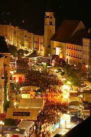 Wie man am ende sehen kann, sind auch schon leichte abgänge in der friedho. Altstadtfest Muhldorf A Inn