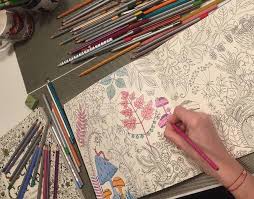 Aceste desene din combinații de linii și de motive geometrice îţi pun la încercare creativitatea şi puterea de concentrare. Reportaj CÄrÅ£ile De Colorat Pentru AdulÅ£i O News Ro