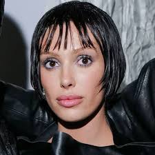 Emily Ratajwkoski Flashed Her Rock-Hard Abs At Milan Fashion Week In An  Iconic Versace Look