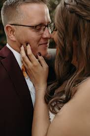 This cancer survivor tossed her wig instead of the bouquet • Offbeat Wed  (was Offbeat Bride)