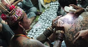 43+ motif tato nama di tangan paling modern dan nyaman tak heran jika model. Mengenal Tato Suku Dayak Kalimantan Indonesia