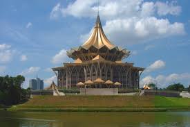 Penemuan arkeologi seperti tulang manusia, tembikar, dan bekas perkuburan membuktikan bahawa manusia telah mendiami sarawak sejak sebelum masihi lagi. Pejabat Yang Di Pertua Negeri Sarawak