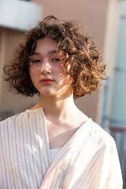 地毛のような質感の個性派カーリーヘア パーマヘアの女の子 ウェービーヘア カーリーボブヘアスタイル