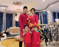 Coach yin sempat memuat naik gambar bersama nur sajat dengan kapsyen 'manis' hingga menjadi bualan netizen. Anak Anak Tetap Tak Dipinggirkan Coach Yin Ingin Move On Remaja