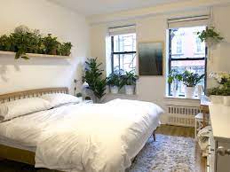 A Small Nyc Apartment Has The Cutest Simple Plant Display Above The Bed Apartment Decorating Rental Nyc Apartment Apartment Interior