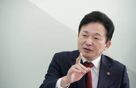 황희 당대의 기록에는 전혀 그런 이야기가 없고, 태조 대에 이미 6품 관직에 임명되어 세자가 자문하기도 하는 기사가 나오는 것으로 보아 고려에 절의를 지킨 쪽은 분명히 아니다. 86ì„¸ëŒ€ë¡œì„œ ë¶€ë„ëŸ½ë‹¤ ì›í¬ë£¡ í™©í¬ ë‹¹ì§ì‚¬ë³' ì‹¤ëª… ê±°ë¡  ë¹„íŒ ì¢…í•©