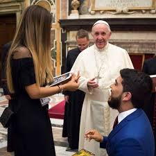 This heartwarming wedding engagement has earned itself the unique title of the papal proposal after a man popped the question to his girlfriend in front of pope francis. Wow Man Proposes To Girlfriend Right Before Pope Francis Photos Breaking Times