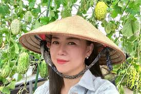 Vườn sân thượng 150m2: Trăm giống huệ khoe sắc, chanh to như quả bưởi Gia  đình ở TPHCM đã biến sân thượng thành một 'nông trại thu nhỏ' sum suê rau  xanh,