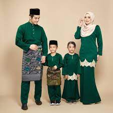 Baju kurung memiliki ciri khas yaitu potongan yang longgar pada lubang lengan, bagian perut. Pakaian Tradisional Melayu Tips Pemilihan Baju Kurung Yang Ideal