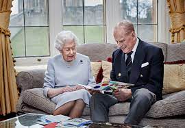 Eine feier, die nur wenige paare erreichen und noch weniger ehen stehen davon so in der öffentlichkeit, wie der britischen monarchin und ihres mannes. New Photo Of Queen Elizabeth Prince Philip Shows A Card From George Louis Princess Charlotte