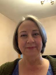 Hi all, I've recently gone a little shorter in length and moved my parting  to one side. I liked it so much I had the cut again. I go to a good