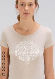 La marque fait appel au savoir faire de ses graphistes pour vous offrir un dessin exceptionnel qui se démarquera d'autres. T Shirt Bio Oursin Sea Love Artisan France Createur Mode Ethique