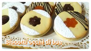 Lavorate con le fruste elettriche il burro morbido con lo zucchero fino ad ottenere una crema soffice. Biscotti Occhio Di Bue