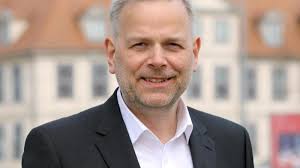 20 haziran 1985) i̇sveçli bir politikacı ve riksdag'da sol parti üyesidir.1 şu anda partisinin başkan yardımcısıdır. Jens Holm V I Have Decided Not To Be A Candidate Teller Report