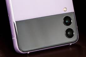 The battery is a 3,300mah unit with fast wired charging and wireless charging. Sqrulgswuirabm