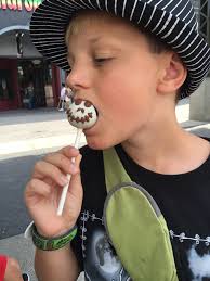 Quick answer please! 5 nights AoA suite $1500 5 nights grand floridian  resort studio resort video $2700 What would you choose?￼ **asking for a  friend** Silly sillyWilly Willy ©Disney © COMPOSE ACRPOSEYOUA