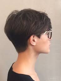 Die schnitte zeigen sich dank leichten stufungen und sanften wellen jetzt wunderbar feminin. 11 Hubsche Beispiele Von Trendigen Kurzhaarfrisuren Fur Frauen Mit Brille Neue Frisur Pixie Frisur Haarschnitt Kurz Feine Dunne Haare