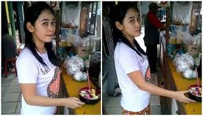 Lepas implan di bokong, rere gocing makin nyaman setir. 10 Penjual Makanan Cantik Di Indonesia Viral