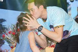 Khi chàng của bạn ở trong trạng thái này, có thể anh ấy đã quyết định chia tay nhưng chưa biết phải nói với bạn thế nào. Quá»'c TrÆ°á»ng Sá»£ Gian Va Khong Ngáº¡i Cong Khai NgÆ°á»i Yeu Bao Phá»¥ Ná»¯