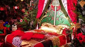 Villa devoto accoglie grandi e piccini, che vengono avvolti subito in un clima natalizio. A Salsomaggiore La Casa Di Babbo Natale